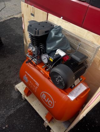 Dodávka kompresoru BJC 200L. Děkujeme do České Kamenice. 👏